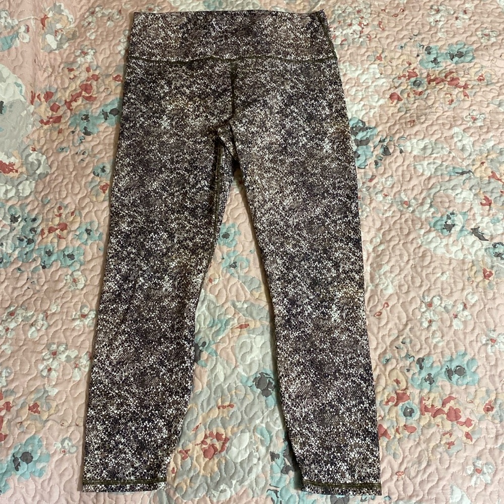 Fabletics 7/8 leggings, size L, gray snake print